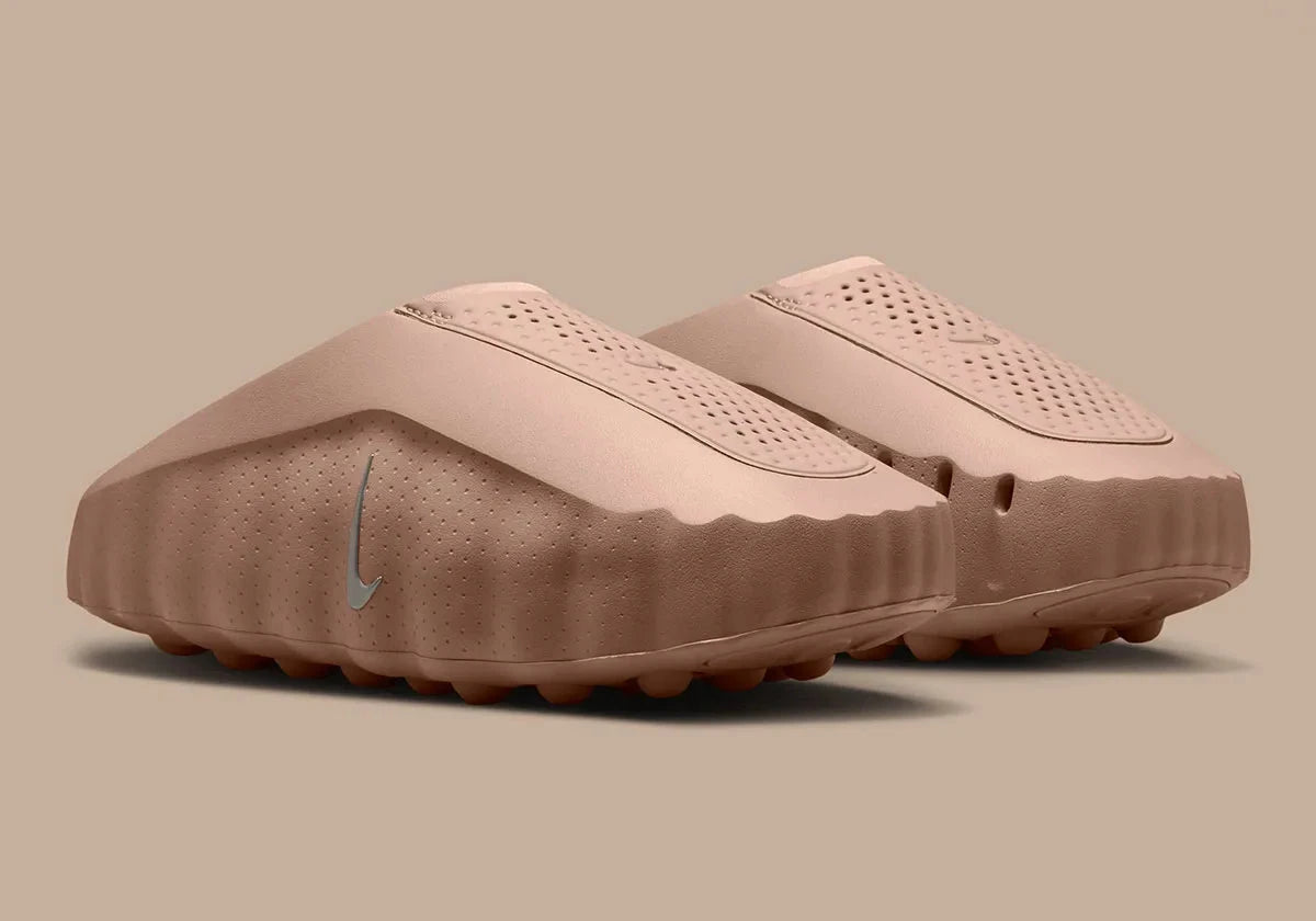 Nike Mind 001 Slide Rattan avec construction mule beige naturel, empeigne technique respirante et semelle sensorielle à 22 points de pression articulés.