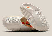 Claquette Nike Mind 001 Slide Sail blanc cassé en mousse technique avec pods sensoriels et design sculpté moderne.