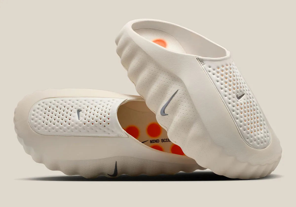 Claquette Nike Mind 001 Slide Sail blanc cassé en mousse technique avec pods sensoriels et design sculpté moderne.