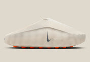 Claquette Nike Mind 001 Slide Sail blanc cassé en mousse technique avec pods sensoriels et design sculpté moderne.