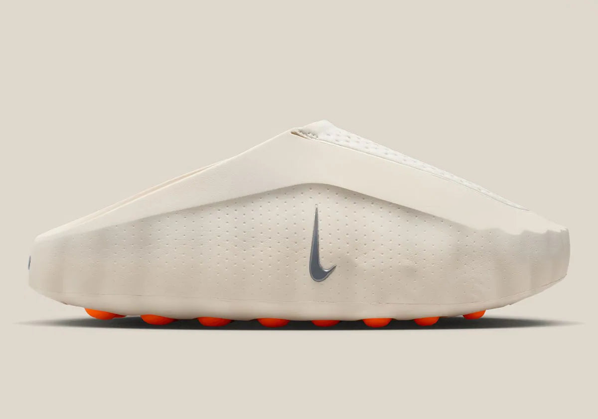 Claquette Nike Mind 001 Slide Sail blanc cassé en mousse technique avec pods sensoriels et design sculpté moderne.