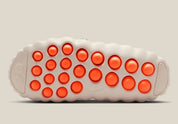Claquette Nike Mind 001 Slide Sail blanc cassé en mousse technique avec pods sensoriels et design sculpté moderne.