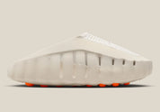 Claquette Nike Mind 001 Slide Sail blanc cassé en mousse technique avec pods sensoriels et design sculpté moderne.