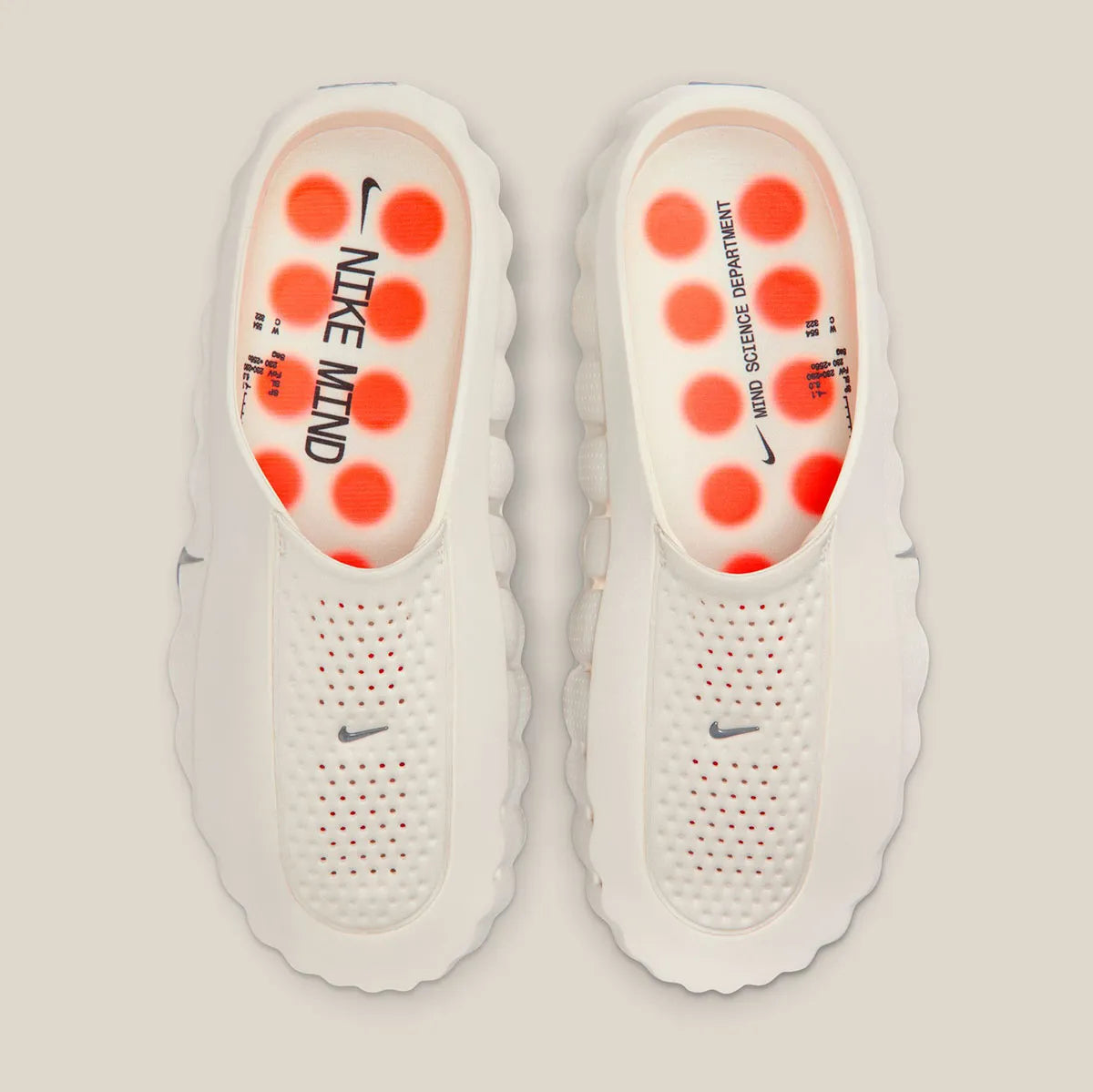 Claquette Nike Mind 001 Slide Sail blanc cassé en mousse technique avec pods sensoriels et design sculpté moderne.