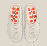 Claquette Nike Mind 001 Slide Sail blanc cassé en mousse technique avec pods sensoriels et design sculpté moderne.