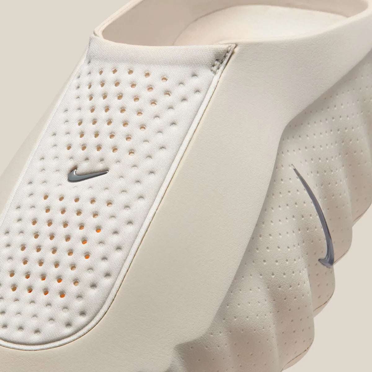 Claquette Nike Mind 001 Slide Sail blanc cassé en mousse technique avec pods sensoriels et design sculpté moderne.
