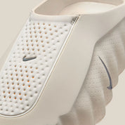 Claquette Nike Mind 001 Slide Sail blanc cassé en mousse technique avec pods sensoriels et design sculpté moderne.