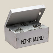 Claquette Nike Mind 001 Slide Sail blanc cassé en mousse technique avec pods sensoriels et design sculpté moderne.