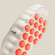 Claquette Nike Mind 001 Slide Sail blanc cassé en mousse technique avec pods sensoriels et design sculpté moderne.