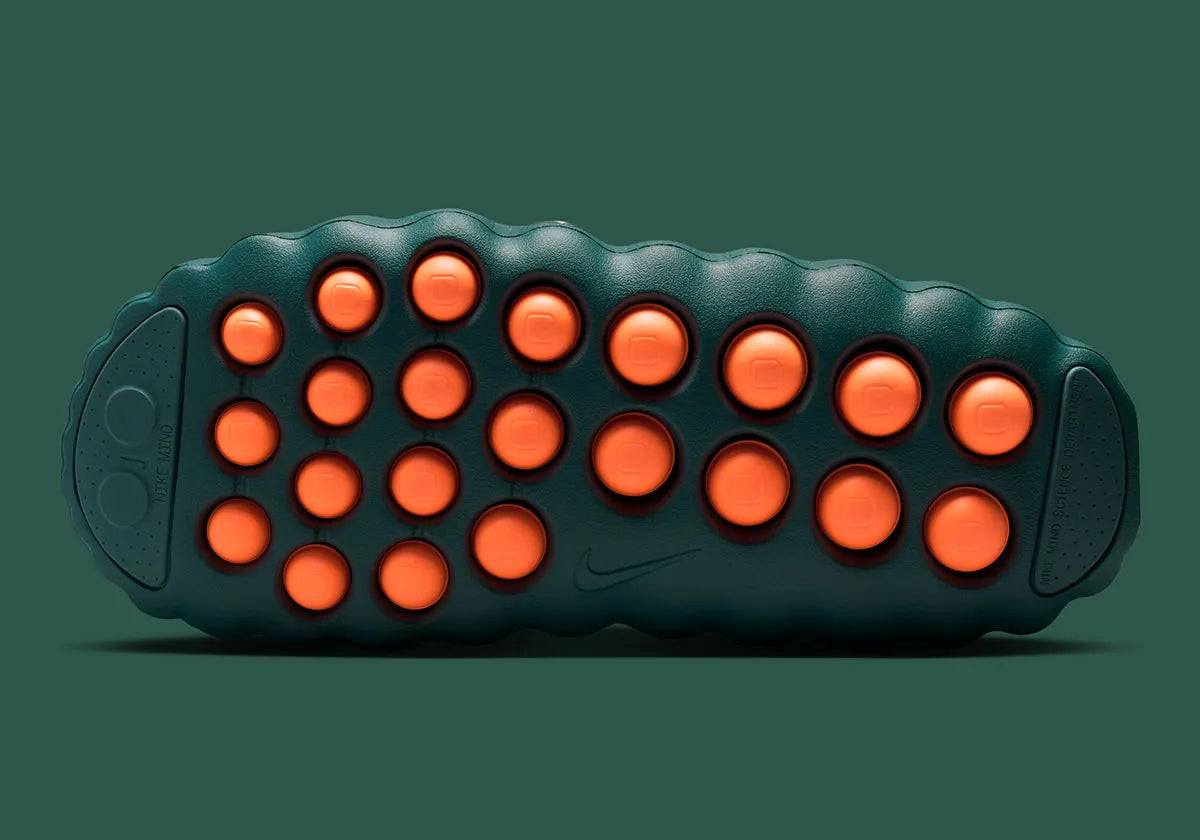 Nike Mind 001 Mineral Slate Light Pumice Hyper Crimson Metallic Platinum, sneaker Nike aux teintes gris, beige, orange et argent avec design moderne et finitions premium.