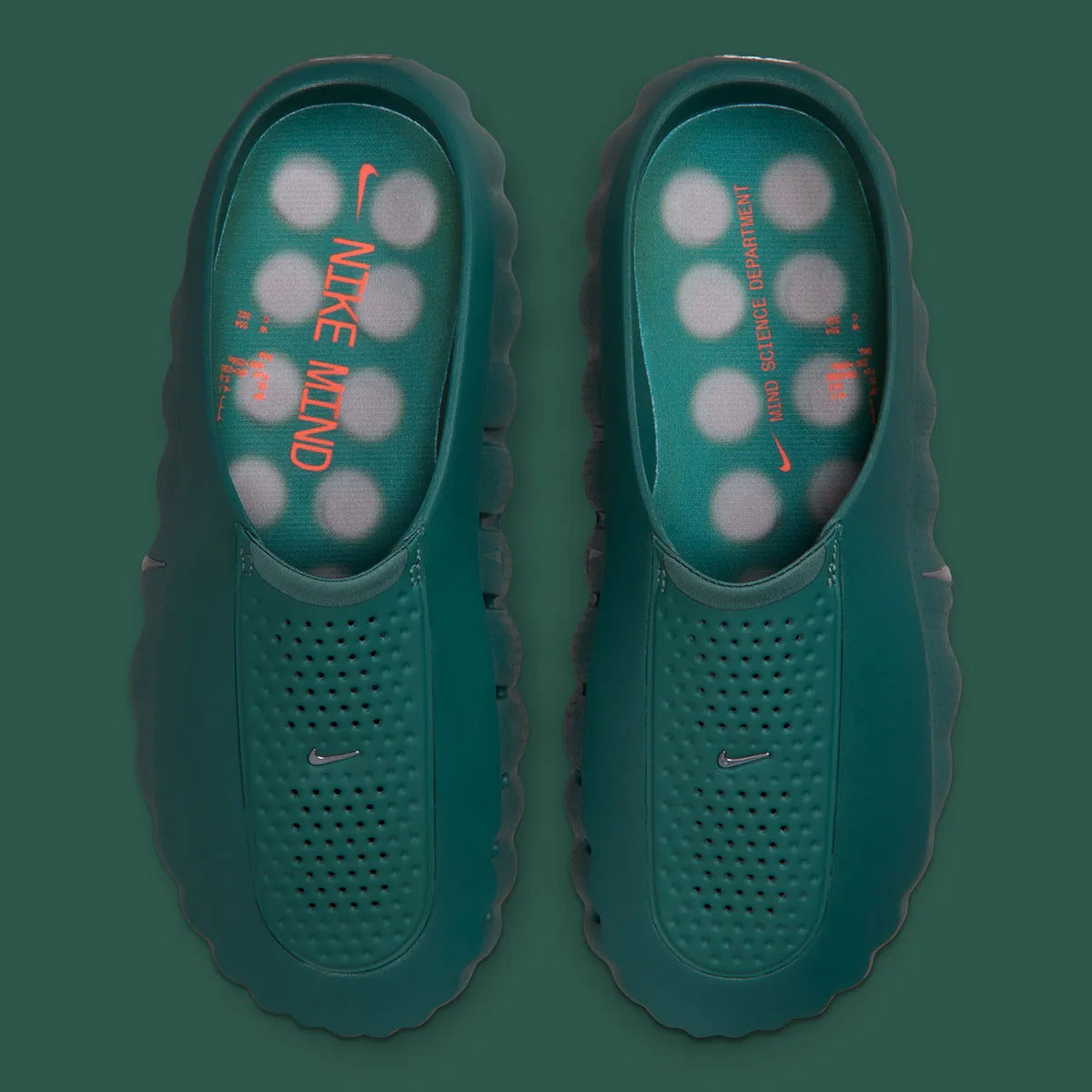 Nike Mind 001 Mineral Slate Light Pumice Hyper Crimson Metallic Platinum, sneaker Nike aux teintes gris, beige, orange et argent avec design moderne et finitions premium.