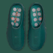 Nike Mind 001 Mineral Slate Light Pumice Hyper Crimson Metallic Platinum, sneaker Nike aux teintes gris, beige, orange et argent avec design moderne et finitions premium.
