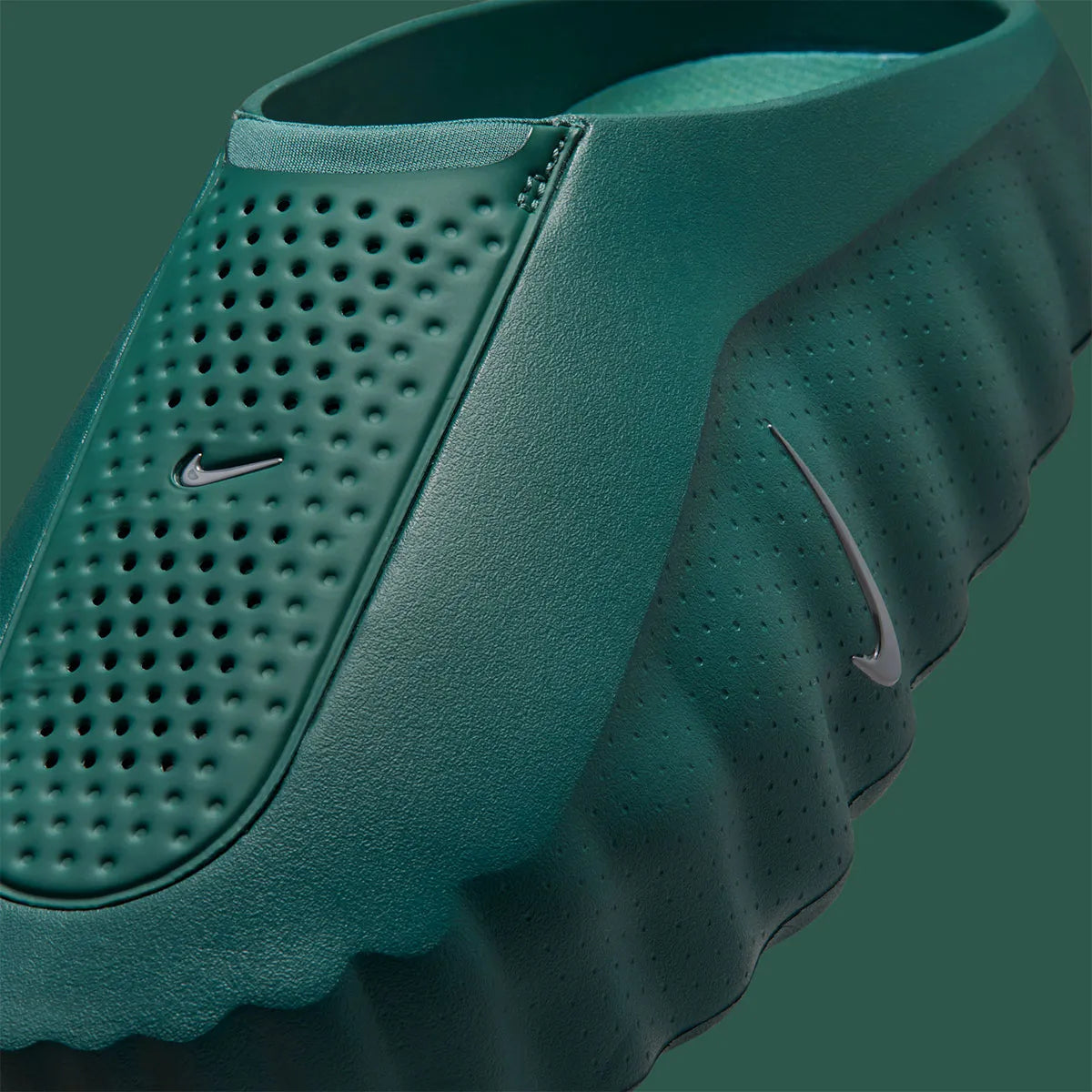 Nike Mind 001 Mineral Slate Light Pumice Hyper Crimson Metallic Platinum, sneaker Nike aux teintes gris, beige, orange et argent avec design moderne et finitions premium.
