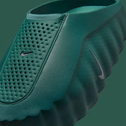 Nike Mind 001 Mineral Slate Light Pumice Hyper Crimson Metallic Platinum, sneaker Nike aux teintes gris, beige, orange et argent avec design moderne et finitions premium.