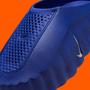 Nike Mind 001 Slide Old Royal, claquette Nike bleue au design minimaliste avec semelle ergonomique et confort premium.
