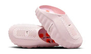 Slide Nike Mind 001 Pearl Pink en mousse rose nacrée avec semelle ergonomique et design minimaliste contemporain.