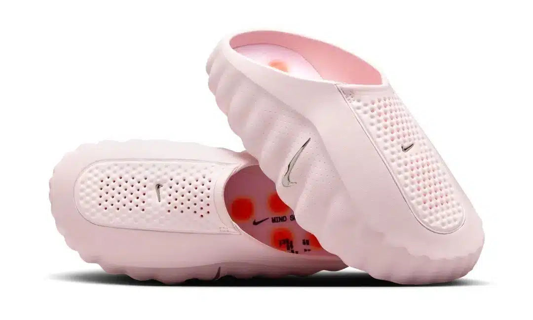 Slide Nike Mind 001 Pearl Pink en mousse rose nacrée avec semelle ergonomique et design minimaliste contemporain.