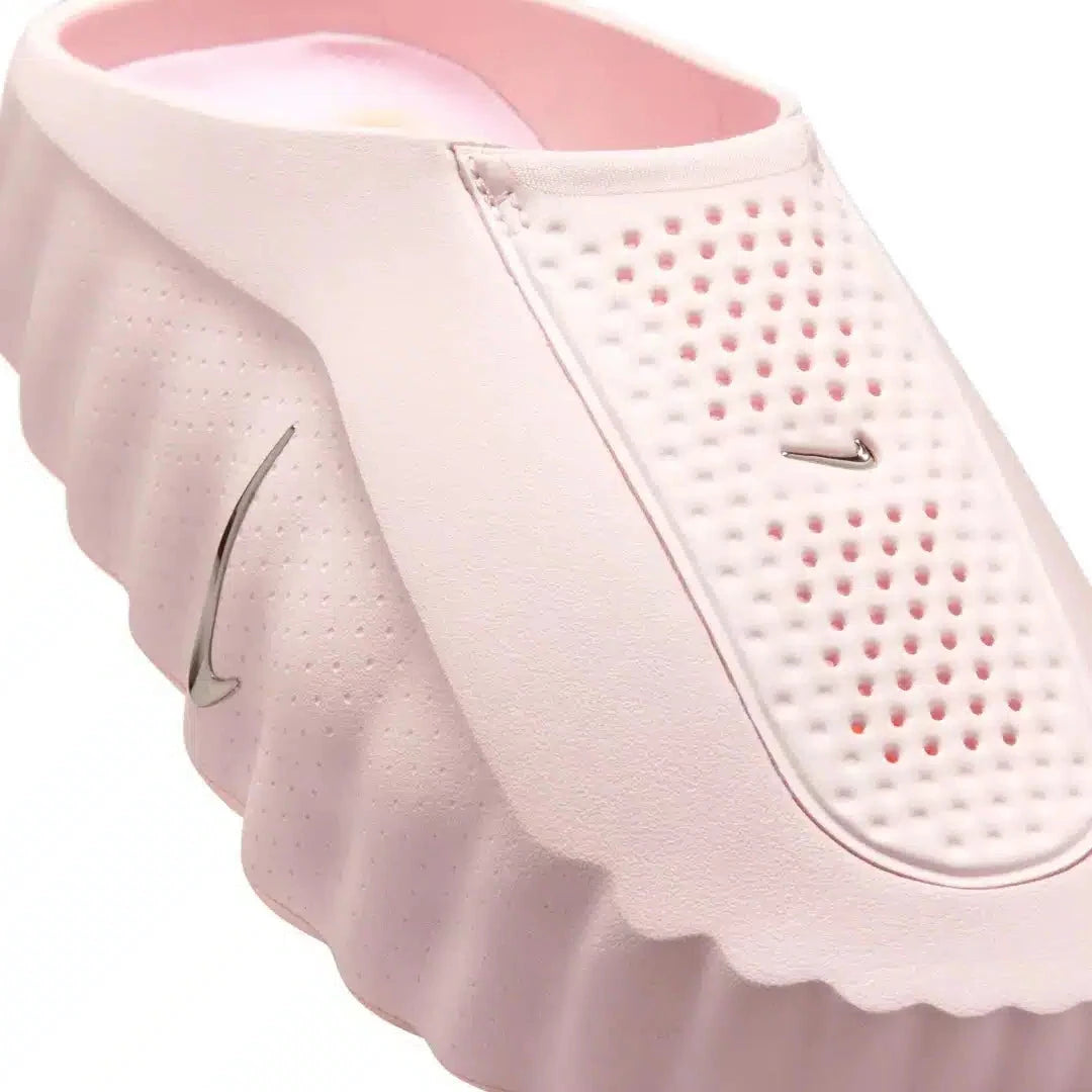 Slide Nike Mind 001 Pearl Pink en mousse rose nacrée avec semelle ergonomique et design minimaliste contemporain.