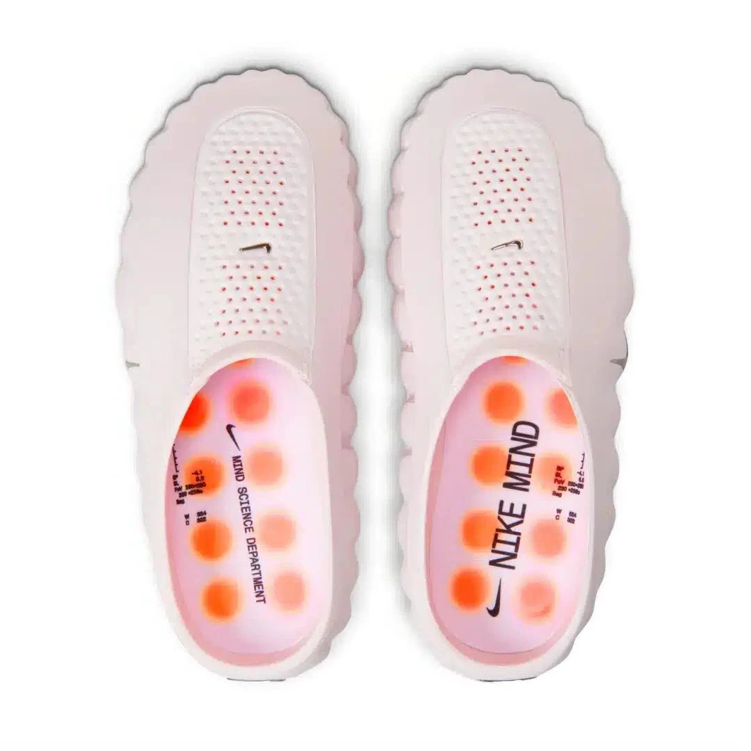 Slide Nike Mind 001 Pearl Pink en mousse rose nacrée avec semelle ergonomique et design minimaliste contemporain.