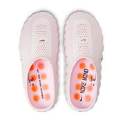 Slide Nike Mind 001 Pearl Pink en mousse rose nacrée avec semelle ergonomique et design minimaliste contemporain.
