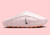 Claquette Nike Mind 001 Slide Pearl Pink rose nacré en mousse technique avec pods sensoriels et design sculpté moderne.