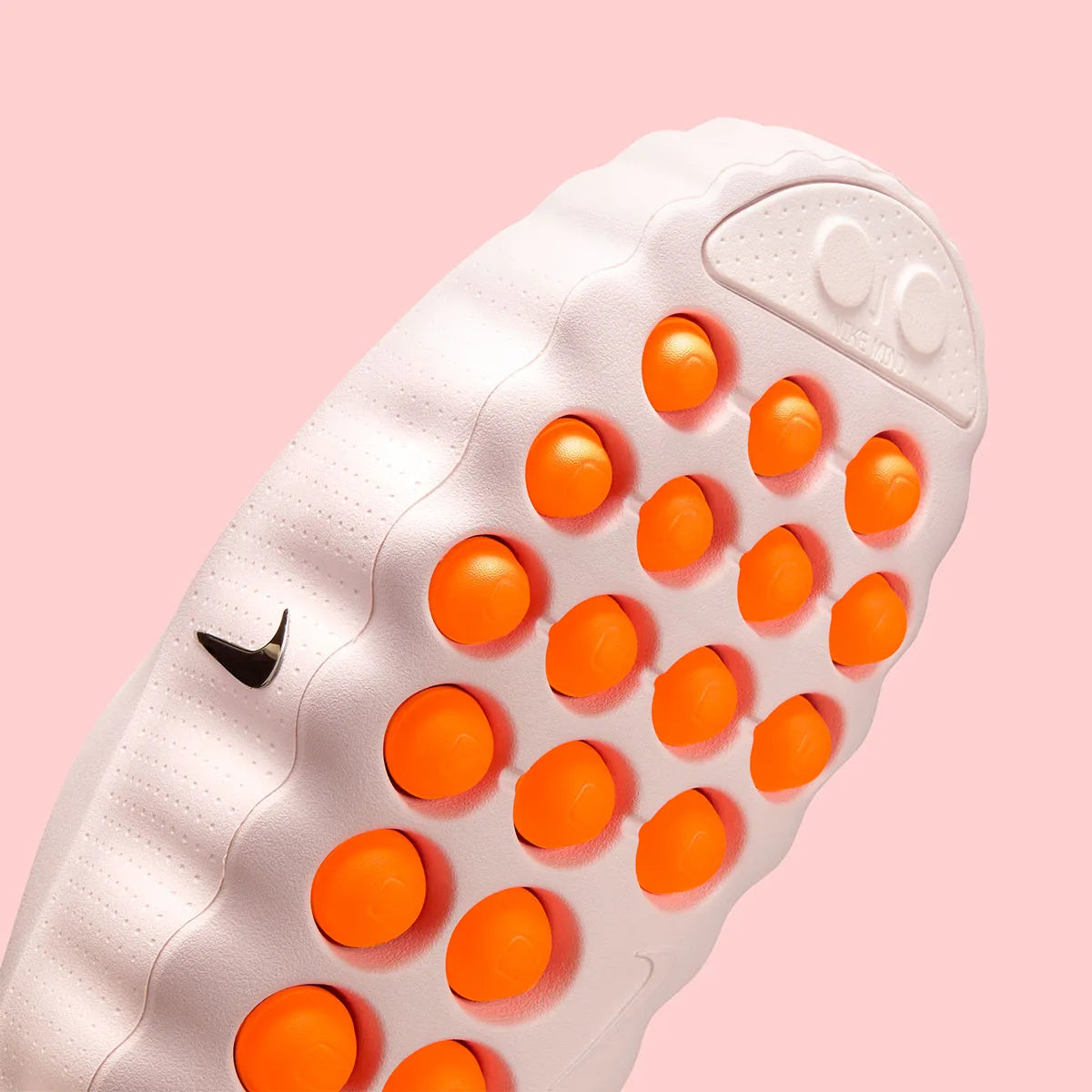Claquette Nike Mind 001 Slide Pearl Pink rose nacré en mousse technique avec pods sensoriels et design sculpté moderne.