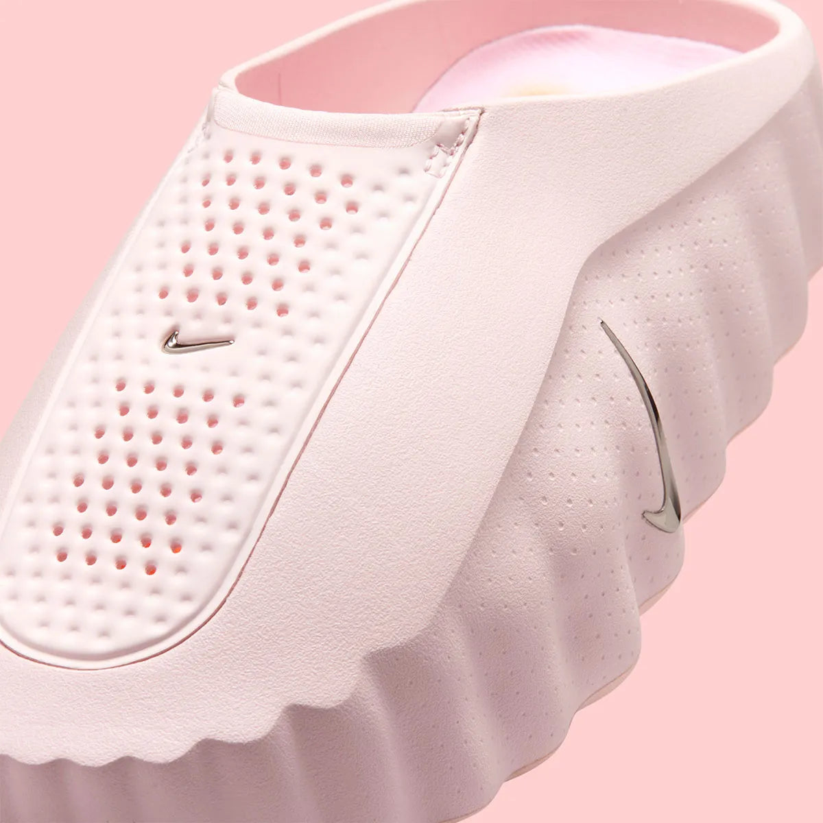 Claquette Nike Mind 001 Slide Pearl Pink rose nacré en mousse technique avec pods sensoriels et design sculpté moderne.