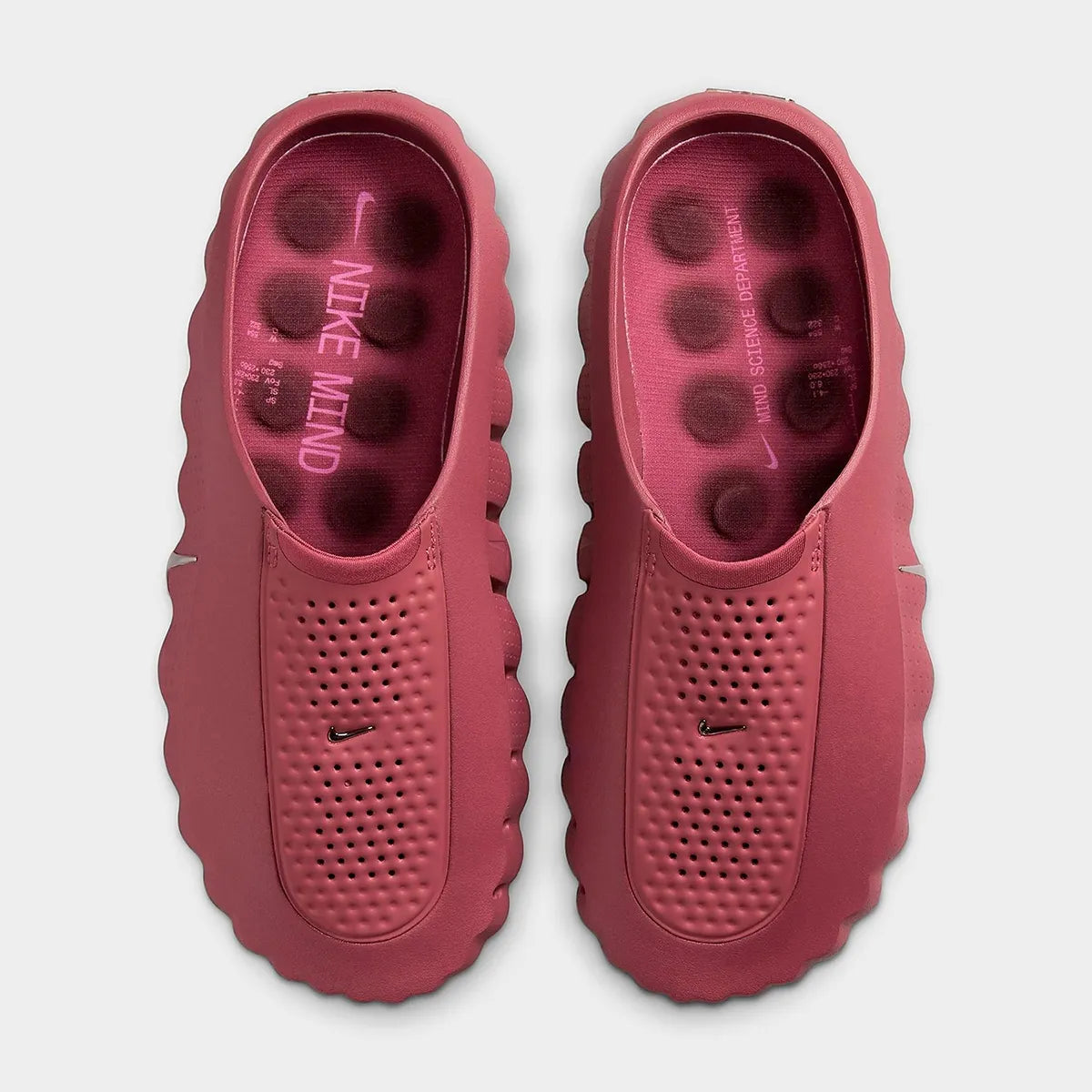 Nike Mind 001 Pink Smoke Mystic Dates HQ4309-601 avec empeigne en maille perforée rose fumé, détails Metallic Silver et semelle sensorielle à 22 points de pression.