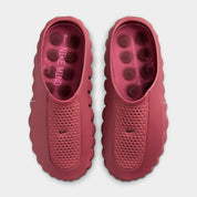 Nike Mind 001 Pink Smoke Mystic Dates HQ4309-601 avec empeigne en maille perforée rose fumé, détails Metallic Silver et semelle sensorielle à 22 points de pression.