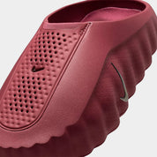 Nike Mind 001 Pink Smoke Mystic Dates HQ4309-601 avec empeigne en maille perforée rose fumé, détails Metallic Silver et semelle sensorielle à 22 points de pression.