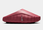 Nike Mind 001 Pink Smoke Mystic Dates HQ4309-601 avec empeigne en maille perforée rose fumé, détails Metallic Silver et semelle sensorielle à 22 points de pression.
