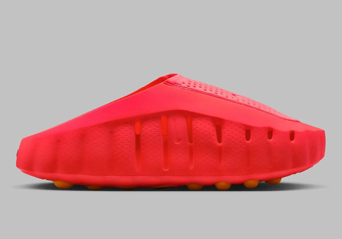 Slides Nike Mind 001 Solar Red rouges en mousse technique avec nœuds sensoriels sous la semelle et design futuriste, vue de profil intérieur. 