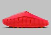 Nike Mind 001 Slide Solar Red avec construction mule rouge vif, détails Hyper Crimson, Black et Chrome, et semelle sensorielle intégrant 22 éléments en mousse indépendants.