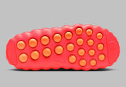 Slides Nike Mind 001 Solar Red rouges en mousse technique avec nœuds sensoriels sous la semelle et design futuriste, vue sur le dessous. 