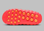 Nike Mind 001 Slide Solar Red avec construction mule rouge vif, détails Hyper Crimson, Black et Chrome, et semelle sensorielle intégrant 22 éléments en mousse indépendants.