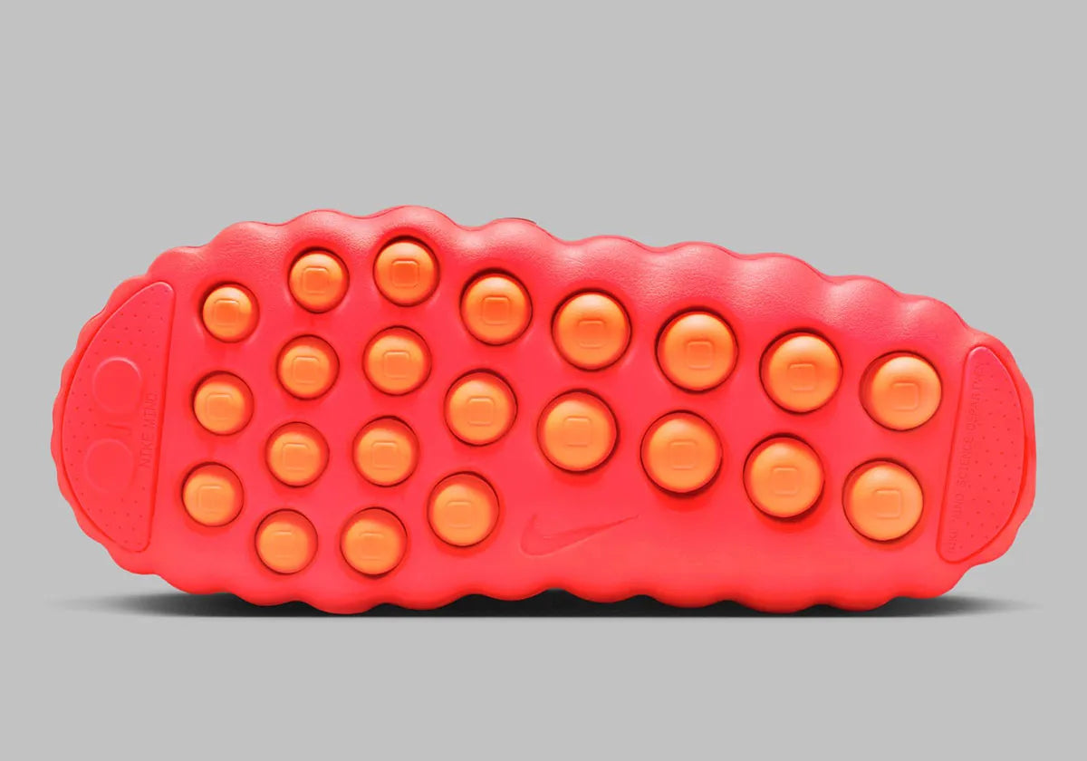 Nike Mind 001 Slide Solar Red avec construction mule rouge vif, détails Hyper Crimson, Black et Chrome, et semelle sensorielle intégrant 22 éléments en mousse indépendants.