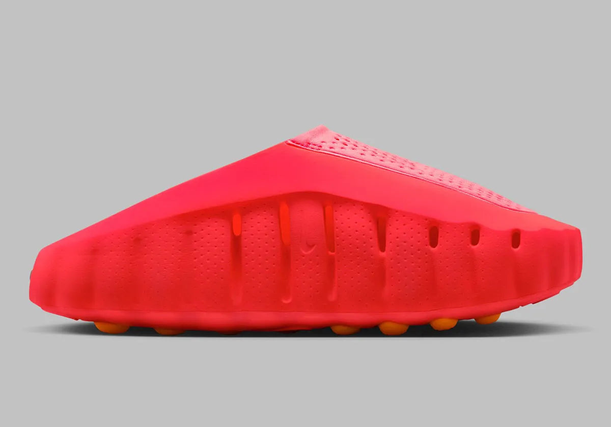 Slides Nike Mind 001 Solar Red rouges en mousse technique avec nœuds sensoriels sous la semelle et design futuriste, vue de profil. 