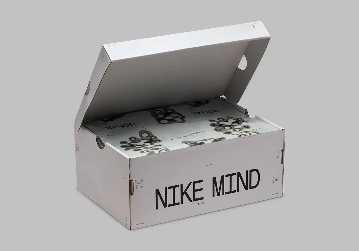 Boite de la slide Nike Mind 001 Solar Red rouges en mousse technique avec nœuds sensoriels sous la semelle et design futuriste