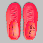 Slides Nike Mind 001 Solar Red rouges en mousse technique avec nœuds sensoriels sous la semelle et design futuriste, vue du dessus. 