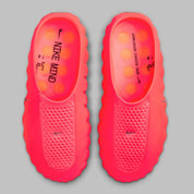 Nike Mind 001 Slide Solar Red avec construction mule rouge vif, détails Hyper Crimson, Black et Chrome, et semelle sensorielle intégrant 22 éléments en mousse indépendants.