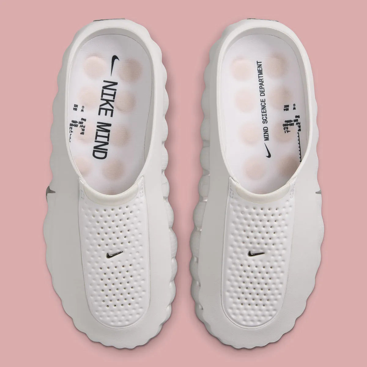 Nike Mind 001 Slide Summit White avec empeigne en maille perforée claire, construction mule et semelle sensorielle à 22 points de pression articulés.