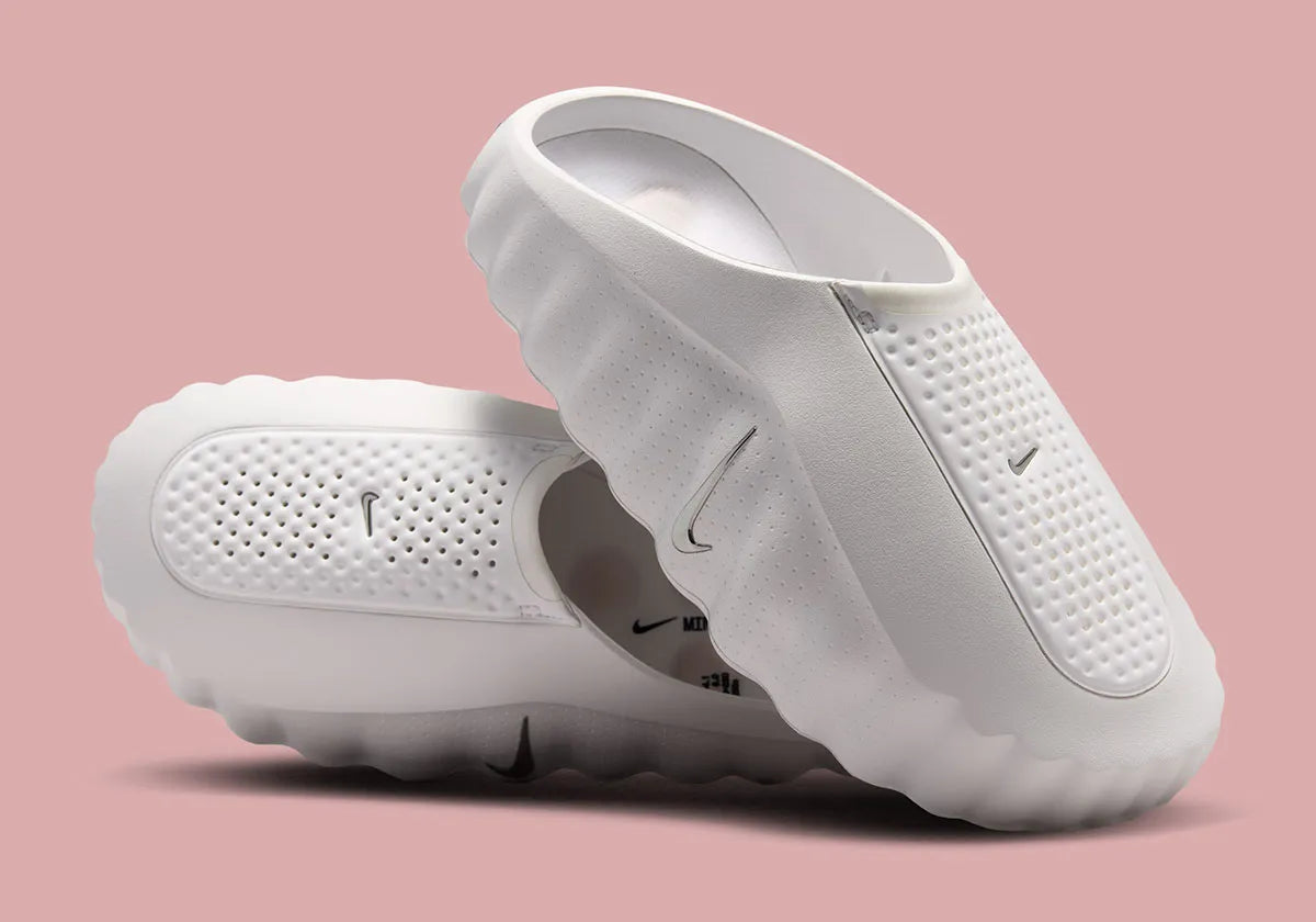 Nike Mind 001 Slide Summit White avec empeigne en maille perforée claire, construction mule et semelle sensorielle à 22 points de pression articulés.