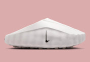 Nike Mind 001 Slide Summit White avec empeigne en maille perforée claire, construction mule et semelle sensorielle à 22 points de pression articulés.