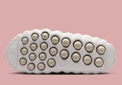 Nike Mind 001 Slide Summit White avec empeigne en maille perforée claire, construction mule et semelle sensorielle à 22 points de pression articulés.