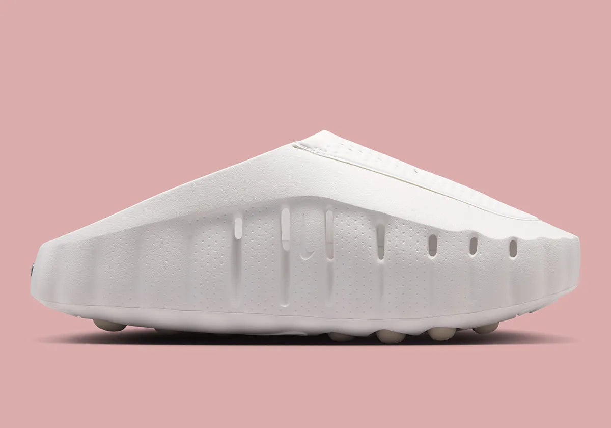 Nike Mind 001 Slide Summit White avec empeigne en maille perforée claire, construction mule et semelle sensorielle à 22 points de pression articulés.