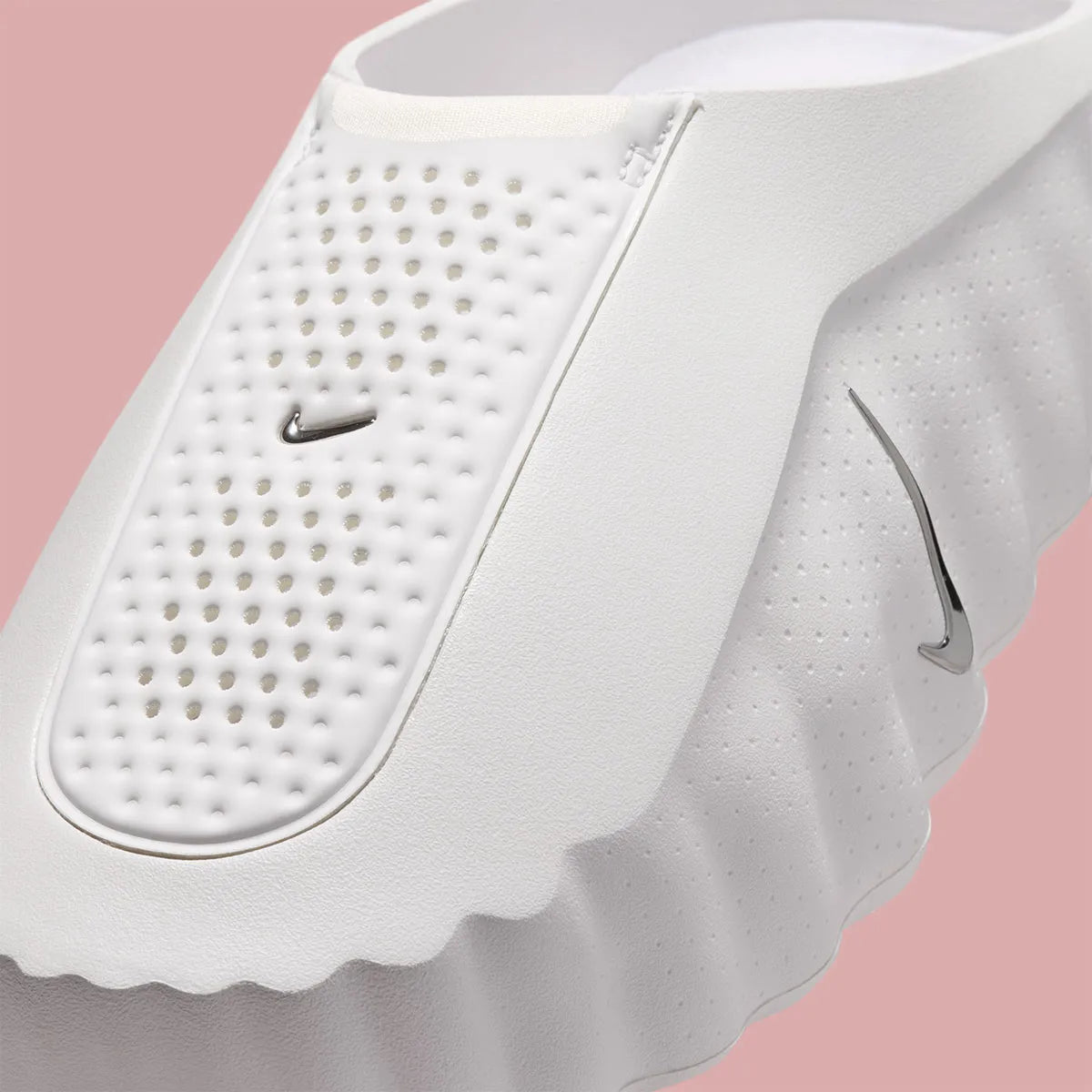 Nike Mind 001 Slide Summit White avec empeigne en maille perforée claire, construction mule et semelle sensorielle à 22 points de pression articulés.