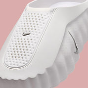 Nike Mind 001 Slide Summit White avec empeigne en maille perforée claire, construction mule et semelle sensorielle à 22 points de pression articulés.