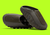 Nike Mind 001 Slide Tarp Green HQ4309-301 en vert Tarp Green avec mule ouverte, semelle sensorielle à 22 nœuds et détails noirs.