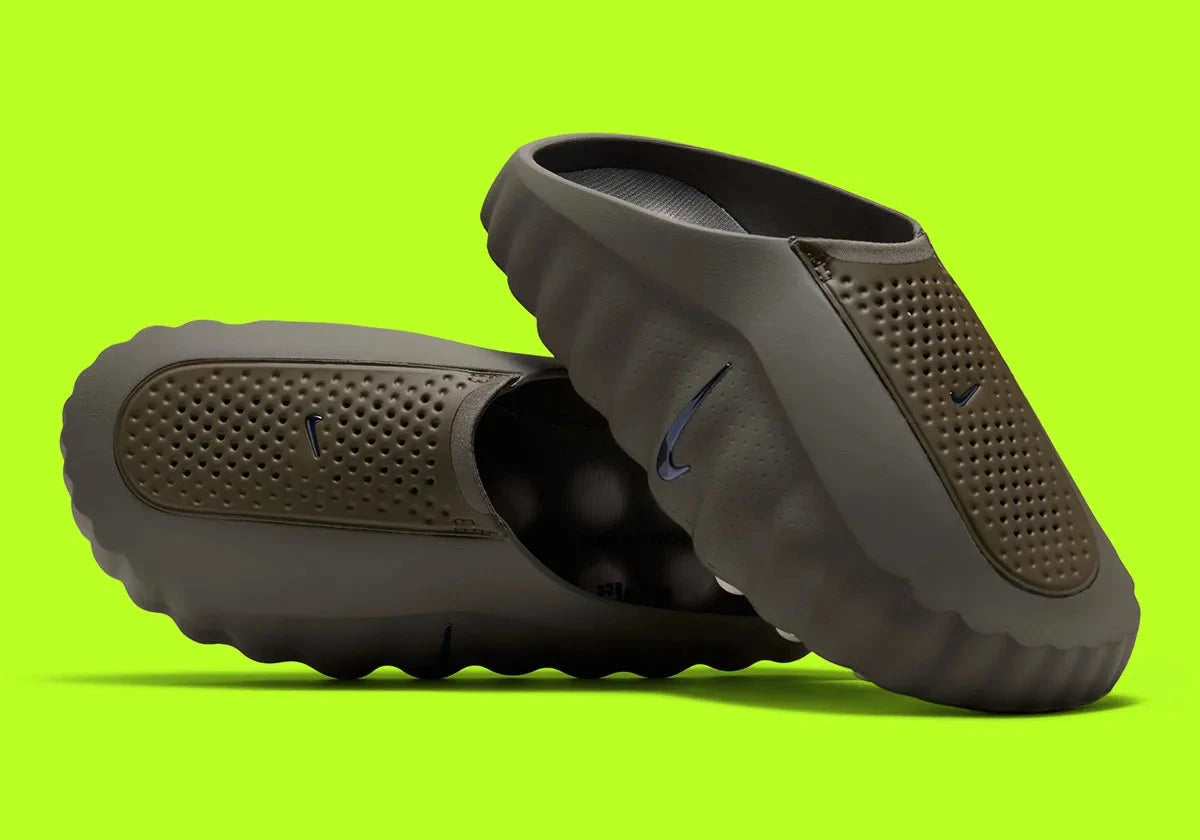 Nike Mind 001 Slide Tarp Green HQ4309-301 en vert Tarp Green avec mule ouverte, semelle sensorielle à 22 nœuds et détails noirs.