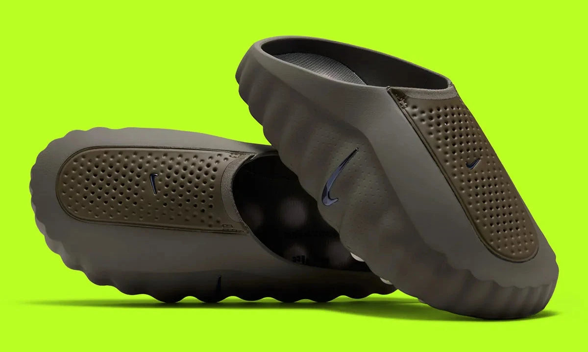 Nike Mind 001 Slide Tarp Green HQ4309-301 en vert Tarp Green avec mule ouverte, semelle sensorielle à 22 nœuds et détails noirs.